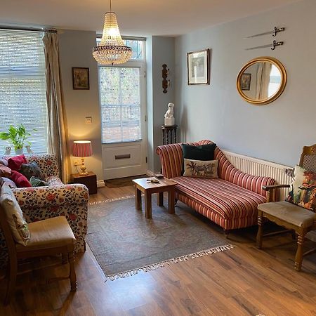 Quirky Town Centre Apartment With River Terrace ماكليسفيلد المظهر الخارجي الصورة